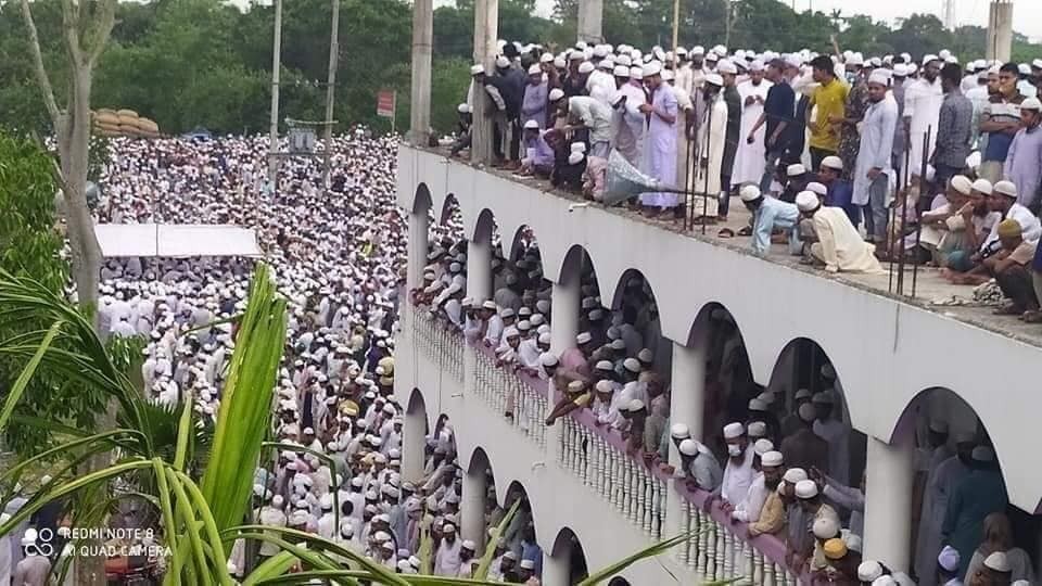 Thousands join Janaza in Brahmanbaria flouting social distancing rule. Image source: UNB